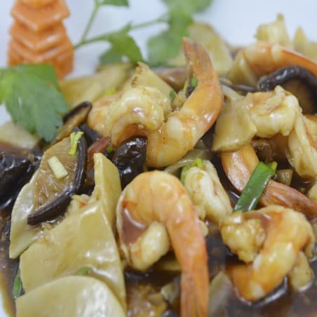 Gambes amb bambú i bolets xinesos
